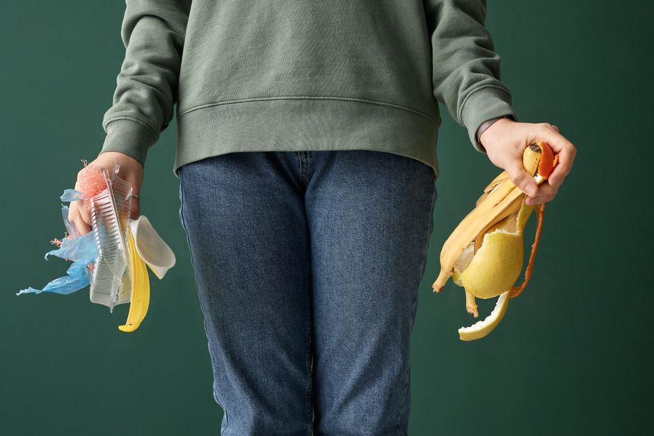 냉장고 속 식재료를 확인하며 음식물 쓰레기 줄이는 방법을 실천하는 모습
