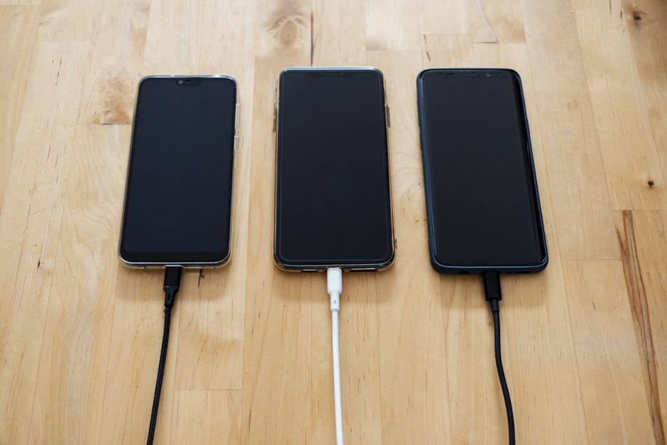 아이폰과 맥북을 동시에 충전하며 올바른 USB-C 충전기 W수 고르는 기준을 설명하는 모습