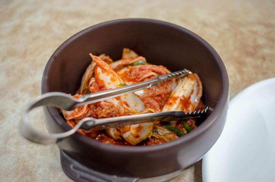 계절별 김치냉장고 온도 설정 기준으로 신선하게 보관된 다양한 김치 류