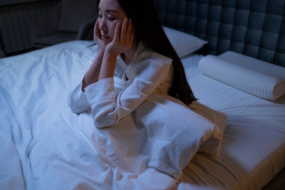 여름 열대야 잠 못 드는 이유와 숙면 방법을 찾으며 괴로워하는 사람의 모습